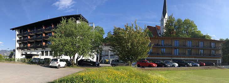 Bussi Baby Hotel & Bar - rechts daneben das neue Mitarbeiterhaus (©Foto: Martin Schmitz)